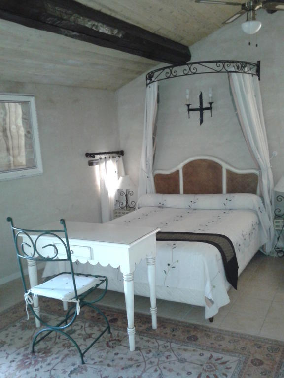 Le Chateau Des Estubiers Acomodação com café da manhã Sérignan-du-Comtat Quarto foto