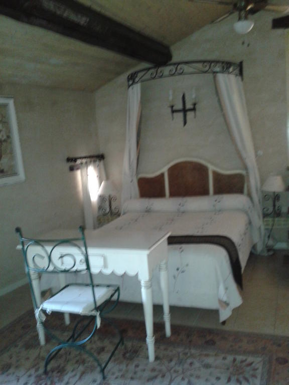 Le Chateau Des Estubiers Acomodação com café da manhã Sérignan-du-Comtat Quarto foto